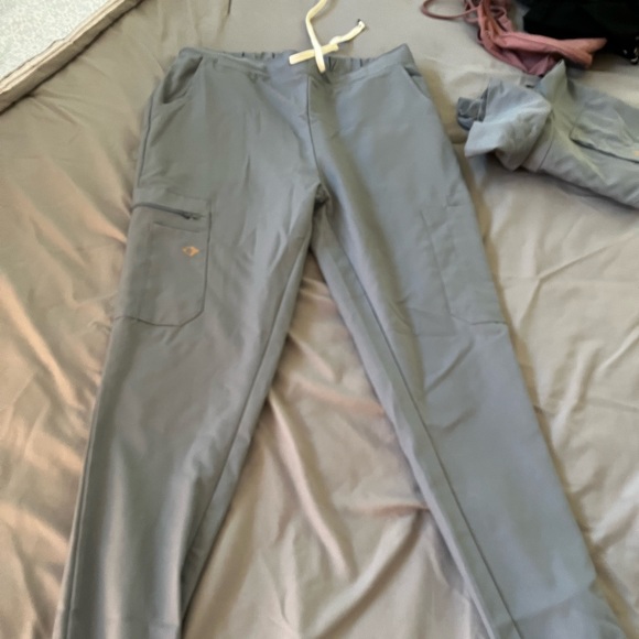 Luna Scrubs Ocean grey astra top and jogger - Picture 3 of 4